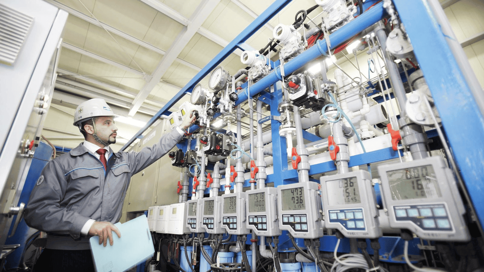 Engineer monitoring an industrial dosing control system used in water treatment, where calcium hypochlorite is used for reliable water disinfection and oxidation in industrial water treatment.